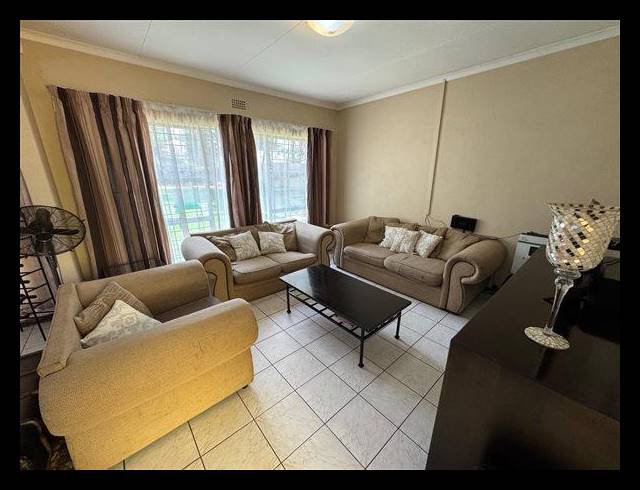 4 BEDROOM HOUSE FOR SALE IN VAN RIEBEECK PARK